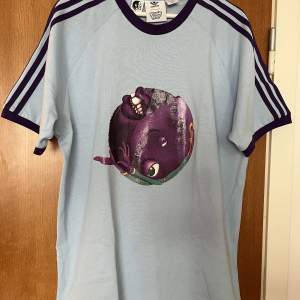 Näst intill oanvänd t-shirt (använd 1 timme). Adidas Kerwin Frost, storlek L. (Säljes pga för stor.)