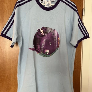 Adidas Kerwin Frost T-shirt - Näst intill oanvänd t-shirt (använd 1 timme). Adidas Kerwin Frost, storlek L. (Säljes pga för stor.)