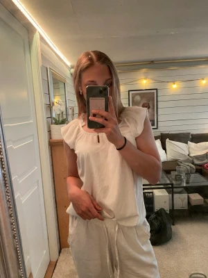 Vit blus - Vit linneblus med volangärmar från Vero Moda. Jättefint skick perfekt till något fint tillfälle. Knappt använd.