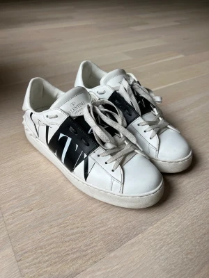 Valentino Garvani sneakers - Valentino sneakers i väldigt fint skick. Använda några gånger! Storlek 37,5 🤍