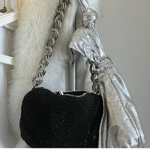 Glitter väska - Supersnygg väska från asos i nyskick! 🤝 går inte att få tag på längre! Använd gärna köp nu ❤️