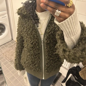 Grön hm jacka  - INTRESSEKOLL!! På min sjukt fina jacka från hm! Kom privat för övriga frågor❣️❣️