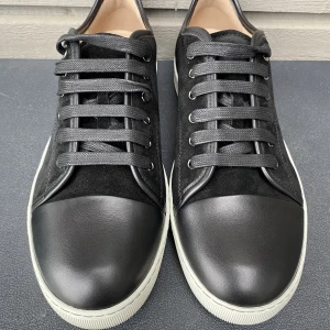 Lanvin skor - Jag säljer nu dessa lanvin skor för att dem var för stora. Dem är använda runt tre gånger, så dem är alltså nästintill nya, typ 9/10 i skick. Dem är i storlek 42 till 43 så dem passar båda storlekarna. Box och dustbag tillkommer självklart