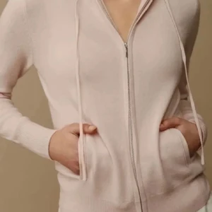 Soft Goat zip hoodie - Säljer min ljusrosa soft goat zip hoodie. Storlek S. Köp direkt 900kr