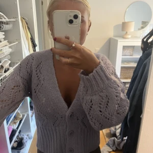 Lila stickad tröja - En lila stickad tröja från Lindex. Tröjan är i storlek s och är använd men i ett fint skick.