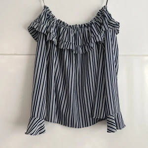 Randig blus - Randig och luftig blus med volanger. 