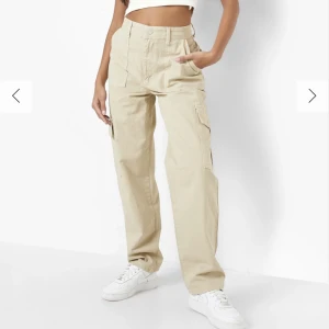 Cargo byxor  - Cargo byxor ifrån Bohoo, aldrig använda pågrund av för små för mig.  Storlek 36