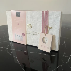 Rituals produkter  - Rosa rituals sakura set, innehåller shower foam, shower scrub, body cream, hand wash. Såklart oanvända.