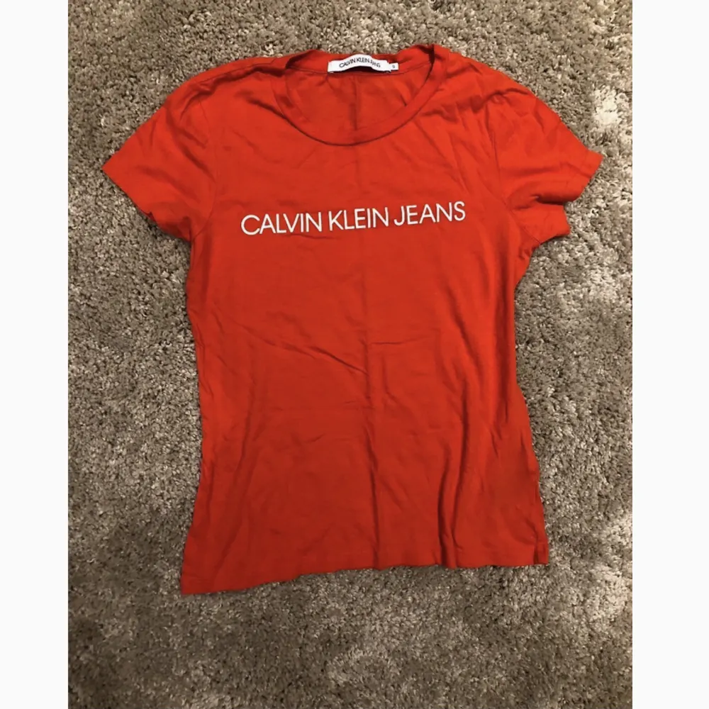 Calvin Klein T-shirt använd Max 2 gånger  Röd stl S  Djur och rökfritt. T-shirts.