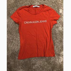 Calvin Klein T-shirt använd Max 2 gånger  Röd stl S  Djur och rökfritt