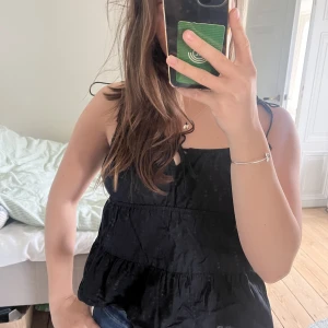 Linne  - Superfint linne med volanger från H&M som passar perfekt nu till sommaren! Banden knyter man själv så det går att reglera längden!💞