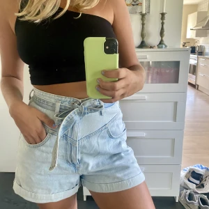 Jeansshorts från zara! - Jeansshorts från Zara! Kommer med ett band som går att knyta i midjan men är även snygga utan🦋 storlek 38!