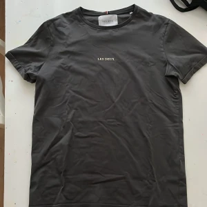 LES DEUX T-shirt grå - Grå les Deux tshirt skick 10/10 storlek M 