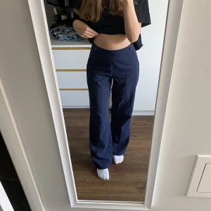 Kostymbyxor - Säljer mina snygga kostymbyxor från MQ då de inte kommer till användning längre. Köpt för 500, säljer för 200. Storlek 34 men skulle säga att de är lite större i storleken. Jag är 162 cm 