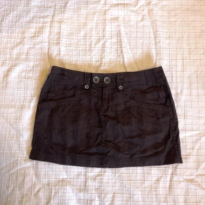 Rutig Miniskirt  - Brun rutig kjol som jag köpt i Budapest. Står storlek 40/L men skulle säga S-M. Midja: 79cm Längd: 31,5cm. Frakt tillkommer ❤️‍🔥❤️‍🔥