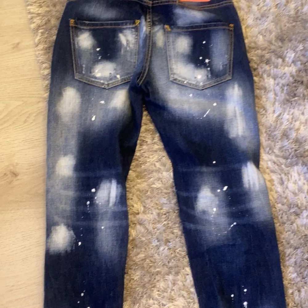 Säljer Dsq2 jeans. Helt nya  Inga skador eller problem med den  Storlek 44 slim fit Påse medföljer Kan gå ner vid snabbäffar  Varan är redo att hämtas eller fraktas . Jeans & Byxor.