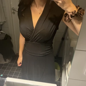 Klänning - Säljer denna klänningen som är as skön💕 den går ner mellan knäskålen och foten. Ser som ny ut☀️ Skriv om ni vill ha bilder på ryggen🌸