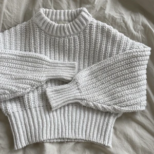 Stickad tröja - Vit stickad tröja från HM i strl XS o begagnat skick ❤️‍🔥 Fraktas spårbart för 59 kr! 💌