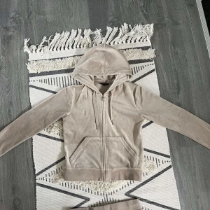 Juicy couture set - Säljer mitt juicy couture set då jag inte använder de längre, köpt sommaren 2021, använt 5-10  gånger. Det är storlek s i båda delarna. Köparen står för frakten! 