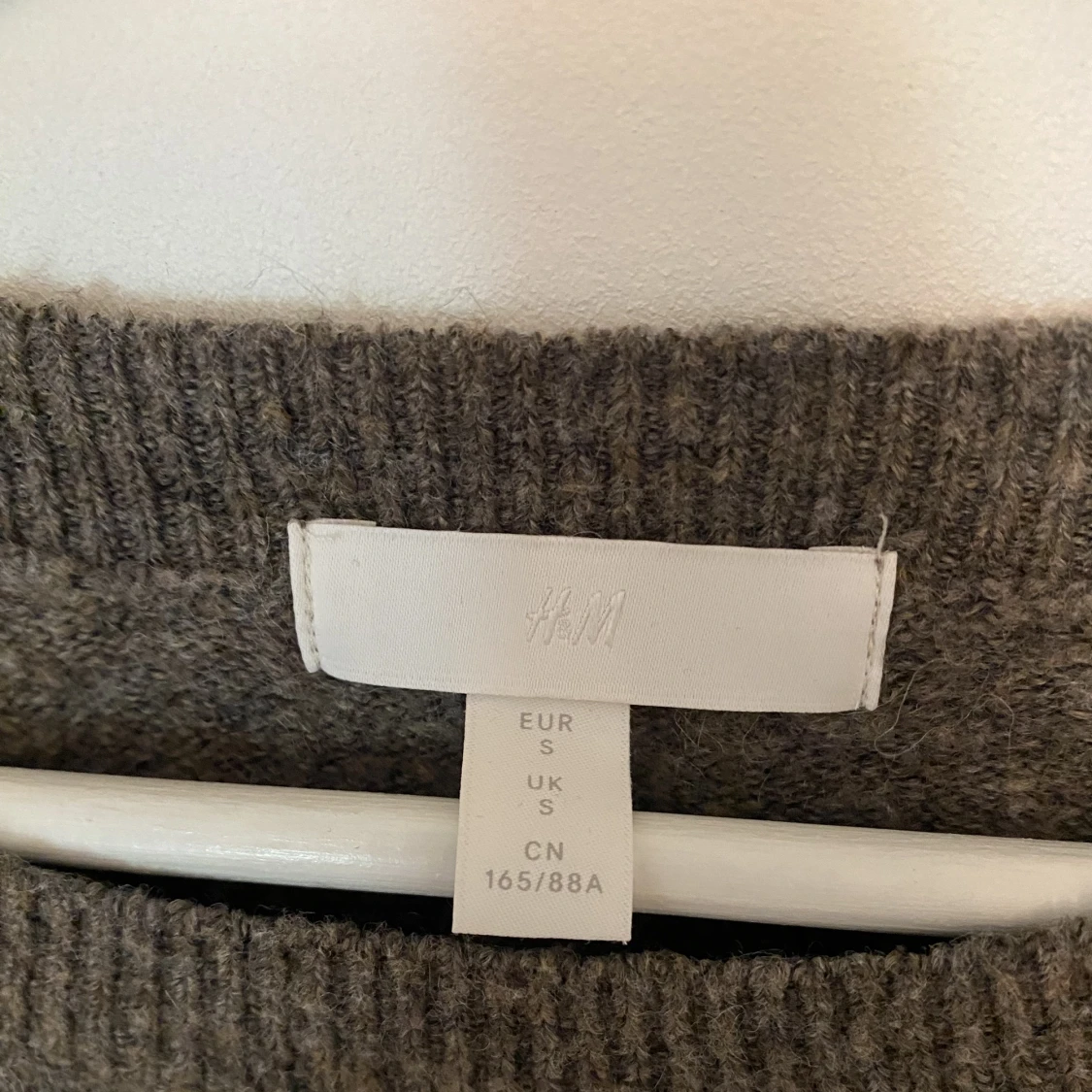 Stickad tröja grå/brun - 90