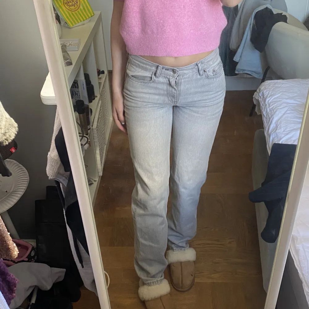 Säljer nu mina gråa lågmidjande jeans köpta i september för 500. Nästan helt oanvända utan några defekter. Passar mig som brukar ha storlek 34. Farkut & Housut.