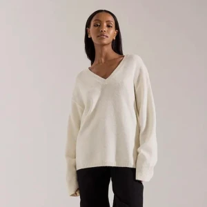 Vit stickad tröja - Vit stickad tröja från anika teller x nakd. Slutsåld. Använd 1 gång. Passar även mig med S