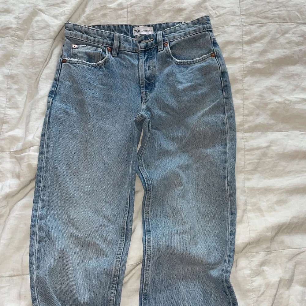 Jättefina mid-rise jeans ifrån zara💕(första bilden är lånad) köpare står för frakt!. Jeans & Byxor.