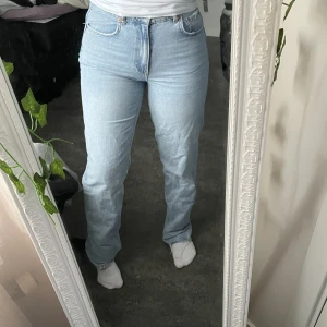 Jeans - Säljer dessa mid/hög midjade jeansen från Ginatricot, eftersom de aldrig har kommit till användning. De sitter perfekt i längden för mig som är 165cm💕