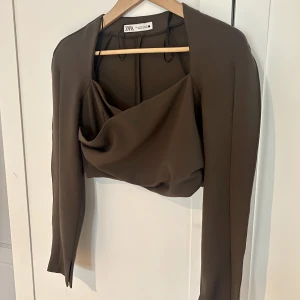 Fest topp - As cool brun croppad top med långa ärmar. Från zara, strl s. Fint skick, knappt använd🙌🏼