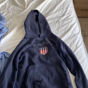 Gant tröja  - Säljer nu min gant tröja. Storleken är runt 14 års ålder 