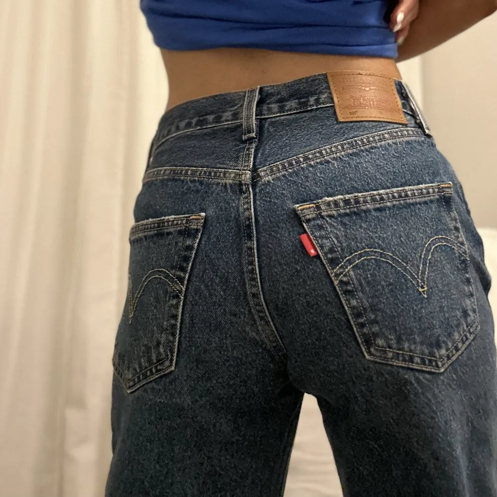 Sjukt snygga original 501 jeans från Levi’s i nyskick! Endast använda 1 gång 🫶🏼🫶🏼 Nypris 1249kr. Jeans & Byxor.