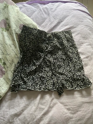 Kjol - Säljer min shein kjol eftersom jag inte använder den längre💕 Säljer en likadan i röd💗