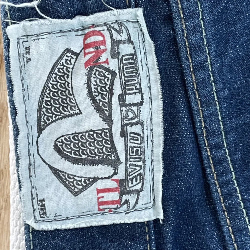 Säljer dessa snygga äkta evisu jeans till ett bra pris conditon: 8/10 passar dig som är 175-180 Vid mer bilder eller frågor kom dm. Köpare står för frakten! . Jeans & Byxor.