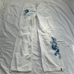 Vita byxor - Sjuka vita byxor från Esprit. Midja tvärs över 36 cm. Innerben 83 cm