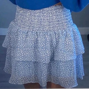 Ljusblå kjol - En supersöt ljusblå kjol från Chelsea i storlek XS perfekt nu till sommaren. Säljer då den inte kommer till användning men i nyskick. Första bilden är lånad, skriv privat för fler bilder. Pris kan diskuteras!🫶🏻