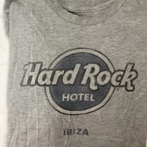 Hard rock café tröja - Snygg tröja från hard rock café, lite sliten/ använd (syns på trycket att det är lite urtvättat) vilket jag tycker gör den snyggare💞inga hål eller så så annars i fint skick! Pris kan diskuteras 