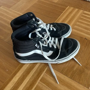 Vans💓 - Svarta Vans i storlek 38! Dem är använda men absolut inte slitna, perfekta skon verkligen och så så sköna🙌🏻
