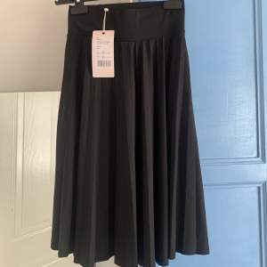 Basic svart kjol som passar till allt, jätte fin till sommaren, sann i storleken och helt ny endast testat ✨