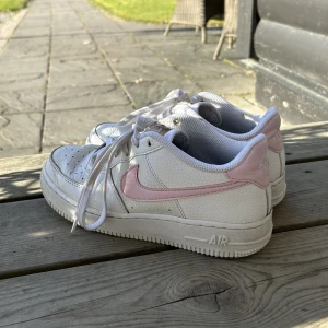 Air force 1 - Säljer mina air force 1, Använda ganska mycket, inget som syns utanpå endast inuti. 