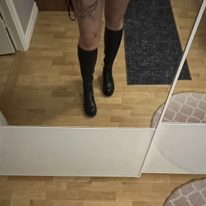 Knähöga stövlar - Ett par jätte fina knähöga stövlar med klack! Dem har aldrig använts nån gång. Finns dragkedja och passar till dem som även har lite större vader! Ordinarie pris: 850kr