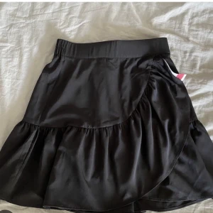 Svart kjol - Super fin svart kjol som passar perfekt nu till sommarn!!💖 Köparen står för frakt