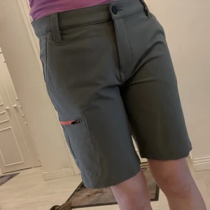 Nya Mckinley shorts - Snygga, helt nya med prislapp på. Materialet är Shell / polyester. Ny pris 400kr säljer dem för 200kr. Om ni undrar något så tveka inte att höra av er.💚