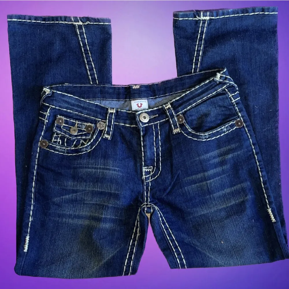 Ett par skitsnygga boot cut true religon jeans som är low waisted, fat stitch. Strl 30 skulle säga att de passar från längden 163-170😄🤙🏻. Jeans & Byxor.