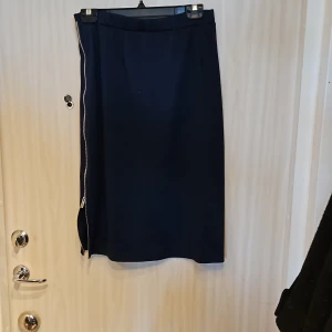 Blå pennkjol - Mjuk och skön kjol med en fin kedjedetalj 