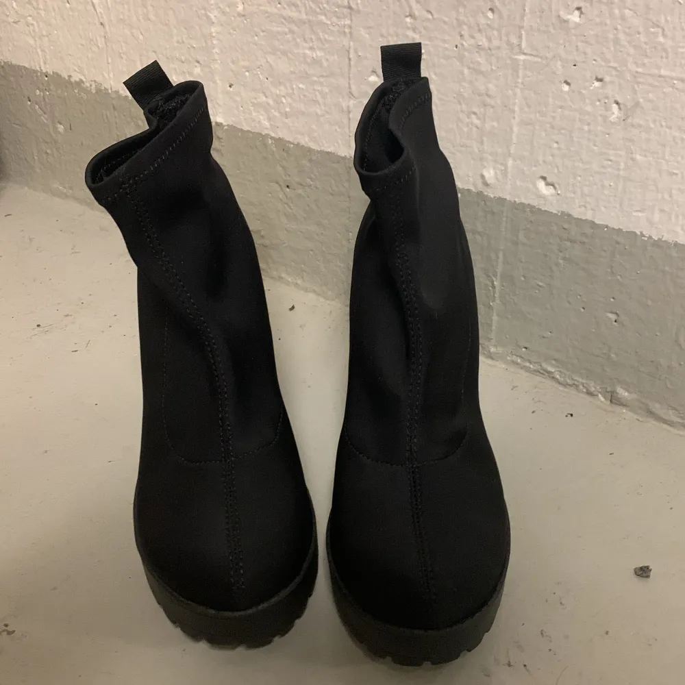 Svarta sock boots, använda 1 gång, i perfekt skick!. Skor.