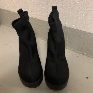 Svarta sock boots, använda 1 gång, i perfekt skick!