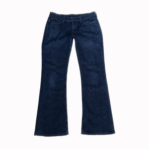 Levi's lågmidjade bootcut jeans - Så snygga levi's lågmidjade bootcut jeans! midjemåttet: 41cm tvärsöver innerbenslängd: 79cm PS. Kolla igenom mitt konto ni kommer hitta många y2k och vintage plagg!