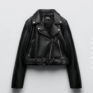 Zara skinjacka - Super fin zara skinjacka som är köpt förra året. Kommer tyvärr inte till användning längre, bra skick. Storlek s