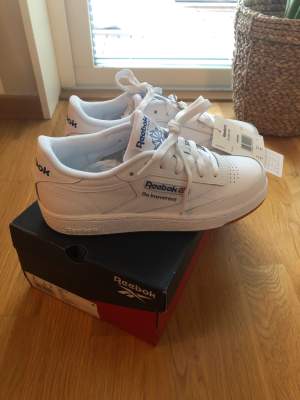 Helt nya Reebok Sneakers. Storlek 37.5 (24 cm)