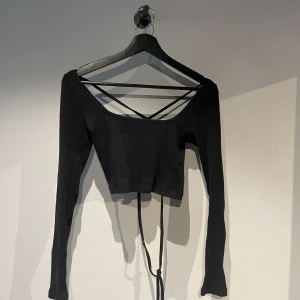 Topp med öppenrygg  - Snygg topp med öppen rygg och knytning runt magen i storlek S! 😇